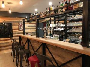 Ο χώρος του lounge ή του μπαρ στο Au Sauvage