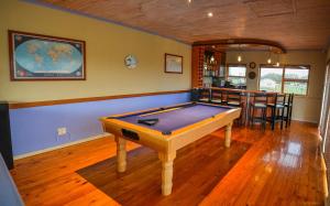 einen Billardtisch in einem Zimmer mit Bar in der Unterkunft Adventure House - Colchester - 5km from Elephant Park in Colchester