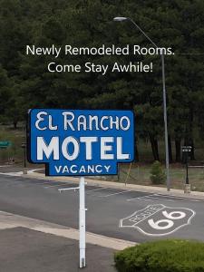 una señal para un motel al lado de una carretera en El Rancho Motel, en Williams