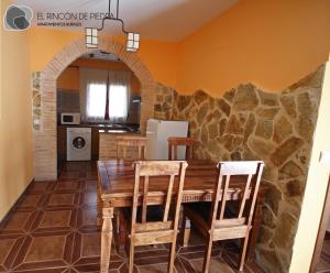 A kitchen or kitchenette at El Rincon de Piedra