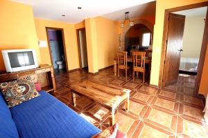 A television and/or entertainment centre at El Rincon de Piedra