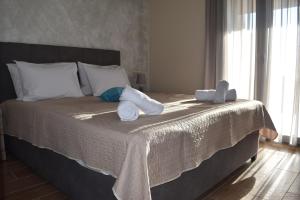 A bed or beds in a room at Villa Tramonto Keri