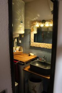 bagno con lavandino e specchio di Les Eglantines A a Bolquere Pyrenees 2000