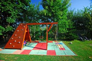 einen Spielplatz mit Spielstruktur auf dem Rasen in der Unterkunft VIP Apartmany Besenova in Bešeňová