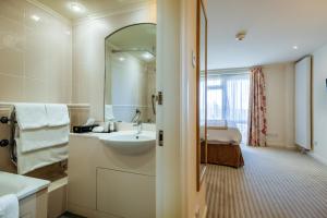 Ванная комната в Langstone Cliff Hotel