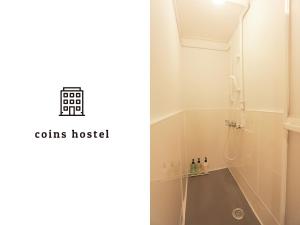 - deux photos d'une salle de bains avec douche dans l'établissement コインズホステル天神ペット宿泊可, à Fukuoka