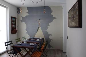 a dining room with a table with a man on the wall at Calma di vento in Sestri Levante
