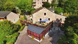 - une vue sur une maison avec un bâtiment dans l'établissement VVF Sud Aveyron, à Brusque