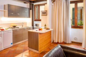 eine Küche mit einer Insel in der Mitte eines Raumes in der Unterkunft Ca' Dinora Appartamenti in Bardolino