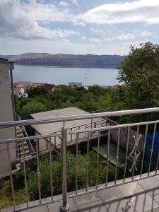 - Balcón con vistas al lago en Lantana ex Villa Americana, en Karlobag