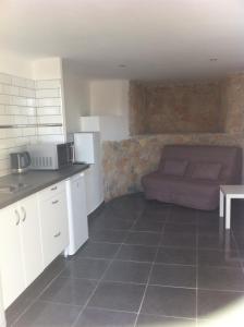 a living room with a couch in a kitchen at Gîte Polema in Marseille