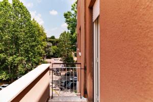 balkon budynku z bramą w obiekcie Roma Talenti Fucini B&B w Rzymie