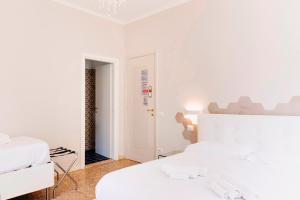 Łóżko lub łóżka w pokoju w obiekcie Roma Talenti Fucini B&B