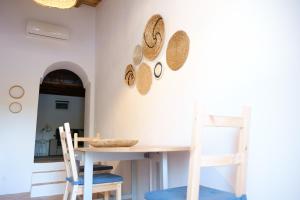 梅爾圖拉的住宿－Casas de Mértola，一间带桌椅的用餐室