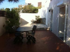 a patio with a table and chairs on a balcony at Gîte Polema in Marseille