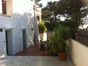a balcony of a house with a table and chairs at Gîte Polema in Marseille