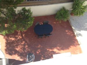 an overhead view of a table and chairs on a patio at Gîte Polema in Marseille