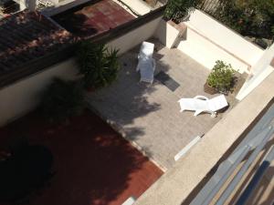 an overhead view of a patio with two white chairs at Gîte Polema in Marseille
