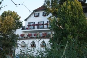 un edificio blanco con flores en las ventanas en Altes Kurhaus Landhotel, en Trabelsdorf