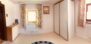 Pokój z białymi ścianami i oknem w obiekcie Ferienwohnung Klampfermühle w mieście Vorchdorf