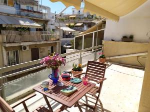 En balkon eller terrasse på Renovated apartment close to Exarchia square