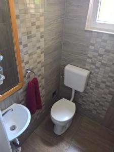 uma casa de banho com um WC branco e um lavatório. em sunflower em Budapeste