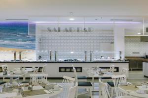 A restaurant or other place to eat at Alua Village Fuerteventura - All Inclusive