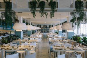 A restaurant or other place to eat at Alua Village Fuerteventura - All Inclusive