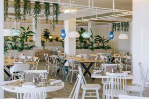 A restaurant or other place to eat at Alua Village Fuerteventura - All Inclusive