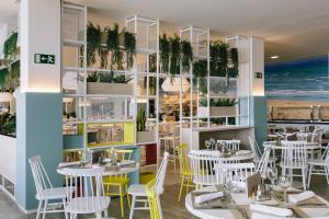 A restaurant or other place to eat at Alua Village Fuerteventura - All Inclusive