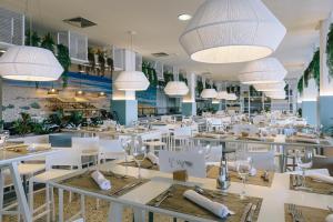 A restaurant or other place to eat at Alua Village Fuerteventura - All Inclusive