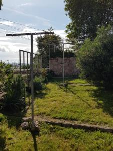 Lantana ex Villa Americana في كارلوباغ: حديقة بها عمود في العشب