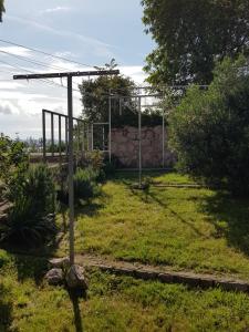 un jardín con un poste en la hierba en Lantana ex Villa Americana en Karlobag