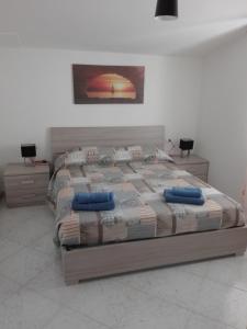 ボーザにあるAppartamento Sa Molinaのベッドルーム1室(大型ベッド1台、青い枕付)