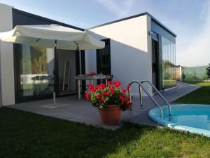 a backyard with a hot tub and an umbrella at Casa Salitre in Boiro