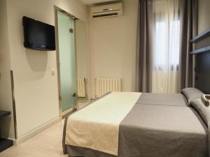 Posteľ alebo postele v izbe v ubytovaní Hostal Benidorm