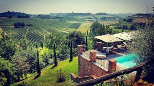an aerial view of a house in a vineyard at Relais di Tenuta Santa Caterina B&B in Grazzano Badoglio