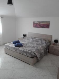 ボーザにあるAppartamento Sa Molinaのベッドルーム1室(ベッド1台付)