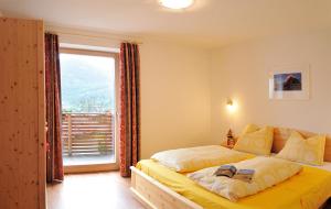 A bed or beds in a room at Appartements Schusterbauer