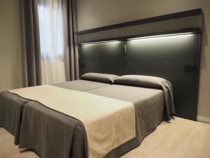 Posteľ alebo postele v izbe v ubytovaní Hostal Benidorm