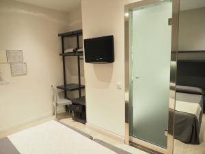 Posteľ alebo postele v izbe v ubytovaní Hostal Benidorm