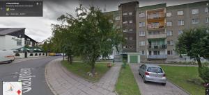ALIBI Apartament Boleslawiec في بوليسلافيتش: سيارة تنزل على شارع مجاور لمبنى