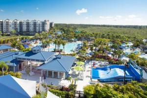 Bazén v ubytování The Grove Resort & Water Park Orlando nebo v jeho okolí
