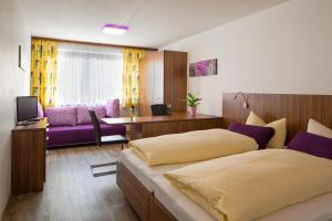 سرير أو أسرّة في غرفة في Hotel Krone