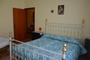 A bed or beds in a room at Appartamento in paese