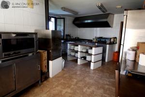 A kitchen or kitchenette at El Rincon de Piedra