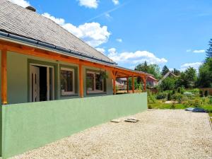 a house with a green and orange at Bagoli ház in Bakonybél