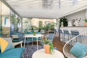 Posezení v ubytování The Deck Hotel by Happyculture