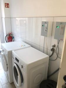 a laundry room with a washer and a washing machine at Fremdenzimmer Sas in Hückelhoven