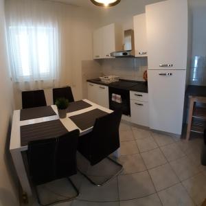 Kuchyň nebo kuchyňský kout v ubytování Apartmani Matušan